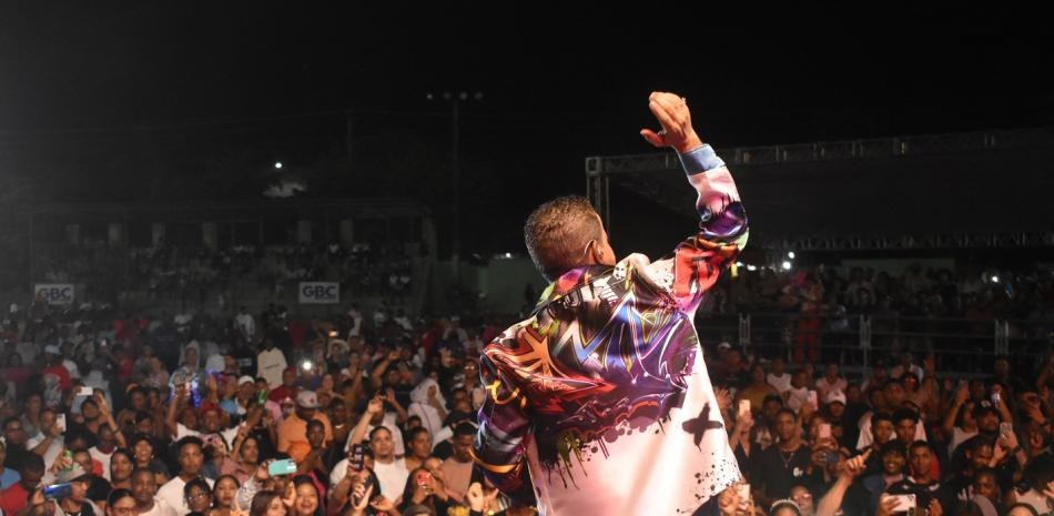 Héctor Acosta El Torito en concierto ante multitud